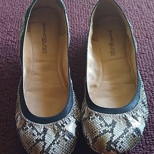 Bandolino b flexible flats